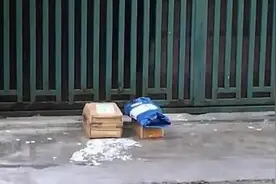 女子称其拒收的快递被快递员私自代签，快递员：不出钱半个月才能退走，以后要给她的快递做“标记”图片