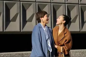 今秋外套流行“过膝不过踝”，气质时髦，五六十岁女人穿真美图片