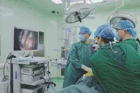 30岁男子，无法直立行走！仅8㎜的切口，解决腰椎问题图片