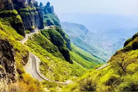 国庆赏秋不拥挤！自驾穿越7条挂壁公路+1条水上挂壁，赏天然奇观图片