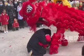 社火舞狮表演 妈妈跪地为孩子祈福求健康 网友：看哭了 妈妈是世界上最伟大的存在图片