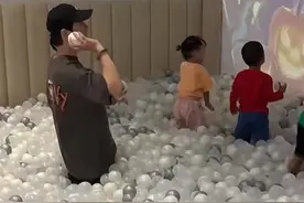 黄晓明带娃现身亲子餐厅，5岁小海绵打扮时尚，侧脸曝光酷似爸爸图片