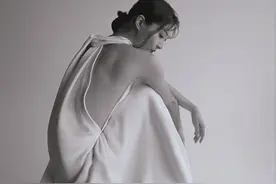 40岁陈法拉拍氛围感写真，衣服开叉腰部以下，披头散发差点认不出图片