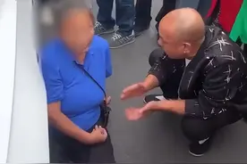 网传大妈骑车被车门碰倒坐地索要1.5万元？警方通报：真相是这样的图片