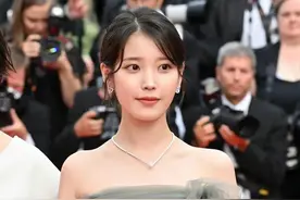 IU戛纳首秀，与宋康昊走红毯，穿烟灰轻纱裙，露优越直角肩秀性感图片