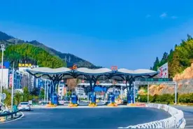 男子高速上开车27公里，18元过路费变成281元，收费员：超时了图片