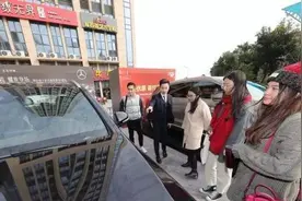 河南一辆宝马760迅速走红！车牌号虽看着普通，但回头率却非常高图片