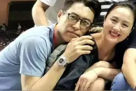 靳东和朱媛媛的一张合影，辛柏青反应亮了，难怪夫妻俩恩爱32年图片