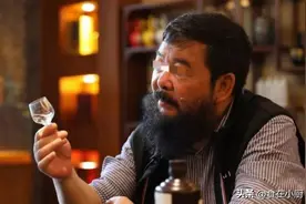 为何酒桌上有人“用吸管喝酒”？行家：看似奇怪，实则大有讲究图片