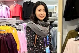 郭晶晶是我见过最“低调”的女人：烫大妈卷，爱穿碎花，美得自然图片