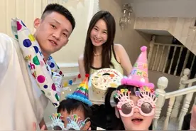 人生赢家!周鹏晒东莞豪宅庆生,与漂亮妻子热吻,一双儿女承欢膝下图片