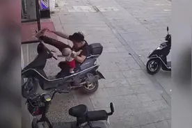 广东惠州：爸爸抱娃摔倒瞬间，翻滚一圈后用后背当肉垫接住孩子图片