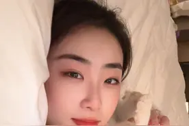 花滑女神陈虹伊冰场上优雅漂亮，技艺高超，晒美照面若桃花太美了图片