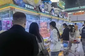 济南娃娃店赚翻天，躺着也能赚大钱？图片