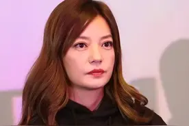 消失一年多后，47岁赵薇终于现身，素颜、衣服全是褶子显邋遢！图片