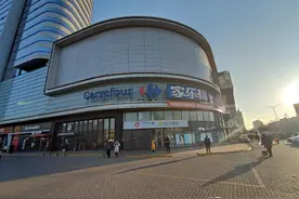 货架空荡荡，结账人挤人！网传通州家乐福将闭店？市民：赶紧把卡花掉！图片
