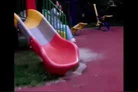 孕妇偷吃辣条被发现后狂炫，老公：你回家慢慢吃图片