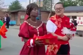 小伙娶非洲姑娘回老家办婚礼，亲友回应：男方爸爸在非洲工作，给儿子介绍的，两人很恩爱，村里很羡慕图片