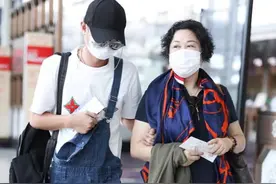 文章妈妈也是大女人，贵妇打扮一看就强势，他穿背带裤变乖宝宝图片