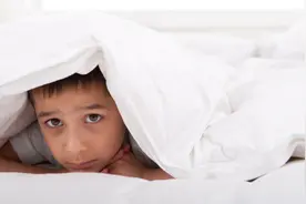 孩子经常摩擦私处或使劲夹腿？家长们这样做才能帮助孩子图片