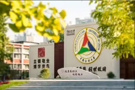 新型解压方式？中传学生深夜操场爬行画面诡异，网友直呼接受不了图片