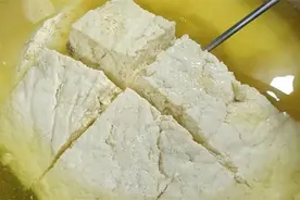 把白醋倒入豆浆里，瞬间变豆花，简单零添加，吃着更放心图片