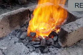 手工大神用废弃轴承锻造金色蝴蝶刀图片