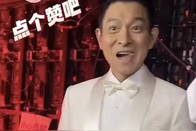 刘德华参加香港回归晚会，后台吐舌头好可爱，穿白色西装显身材图片