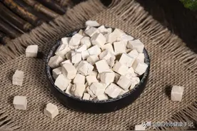 讲一味茯苓，上可用于脱发失眠，中能补脾祛湿，下能用于尿频尿急图片