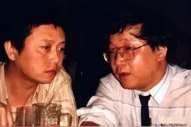 著名编剧梁左去世，欠下几百万外债，妹夫英达将最值钱的电脑拿走图片