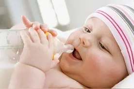 宝宝吃奶时总是扭来扭去，是在传递这5个信号，妈妈要读懂图片