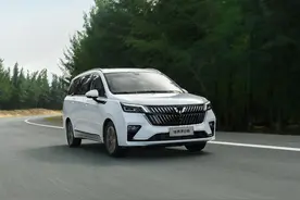 五菱最新7座MPV，佳辰混动版正式上市，油耗5.7L，售11.58万元图片