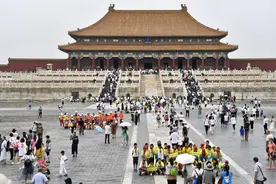 故宫红门上81颗门钉，为何无人敢摸？导游：命格特别硬的可以试试图片