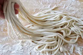 掌握好面水比例，轻松做手擀面，面香浓郁，2块钱全家够吃图片