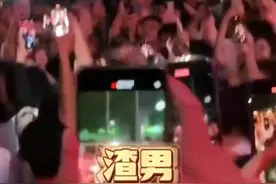 网传大一男生同时交往8个女友翻车，被众人围堵喊“渣男”，校方回应：普通交往被妖魔化，没到谈恋爱地步图片