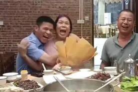 笑着笑着就哭了！母亲看到当兵儿子出现先是大笑然后大哭图片