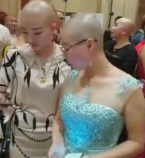 搔首弄姿，与游客寻欢作乐五台山美貌“尼姑”为何能如此放肆？