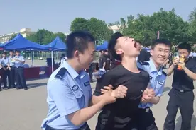 孟晚舟佩戴的同款电子脚镣被中国玩出新花样，民警体验秒变铁拐李图片