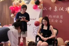 女孩认干妈仪式上磕头敬茶，干妈回赠礼物让人羡慕：仪式感拉满！图片