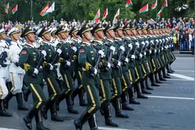 中式正步走向国际！非洲阅兵踢正步，喊中文口号，军人气质都变了图片