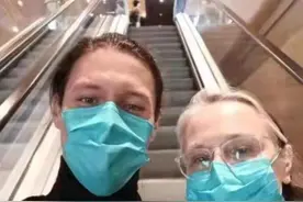 周华健外国妻子罕露面，一头银发有气质，与混血儿子合影颜值相当图片