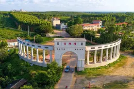 1980年，农村娃考上北大全村凑学费，38年后每户村民获赠一套别墅图片