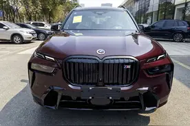 宝马目前在售车型中落地价格最贵的SUV，X7 M60i，4.4TV8爆530马力图片