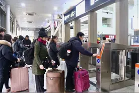 2018年郑州火车站一兄妹行为可疑，一张不符身份的车票，扯出大案图片