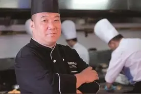 他是我国优秀的厨师长，多次担任国家重要会议厨师长图片