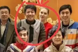 撒贝宁家族全家福罕见曝光，李白站位引热议，43岁亲妹高颜值抢镜图片