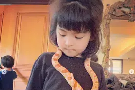 贾静雯公开女儿玩蛇照，咘咘和波妞被活蛇缠身，淡定摆pose出镜图片