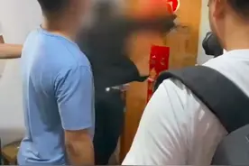 新郎接亲连踹十几脚一拳击碎房门，旁人拉都拉不住，亲友：他做健身的，故意设计的环节，想秀一下拳击图片