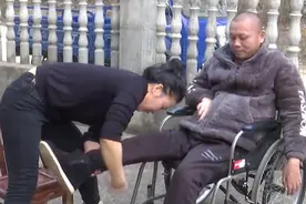 女子婚后2年怀孕时丈夫瘫痪，不离不弃照顾其15年：幸福对我来说太短暂，选了他就不会离开图片