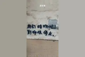 像普通情侣一样在路边接吻咬耳朵图片